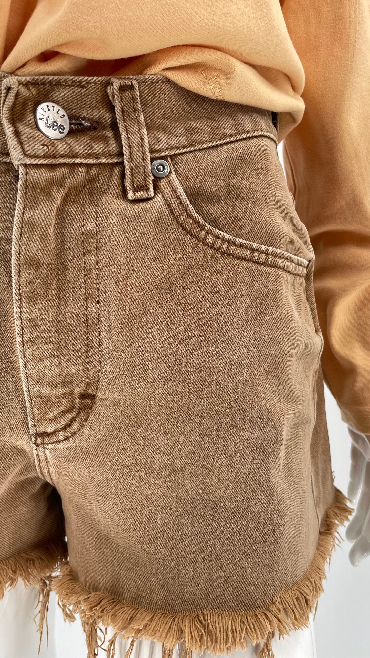 Vintage LEE camel jean shorts - Size 8