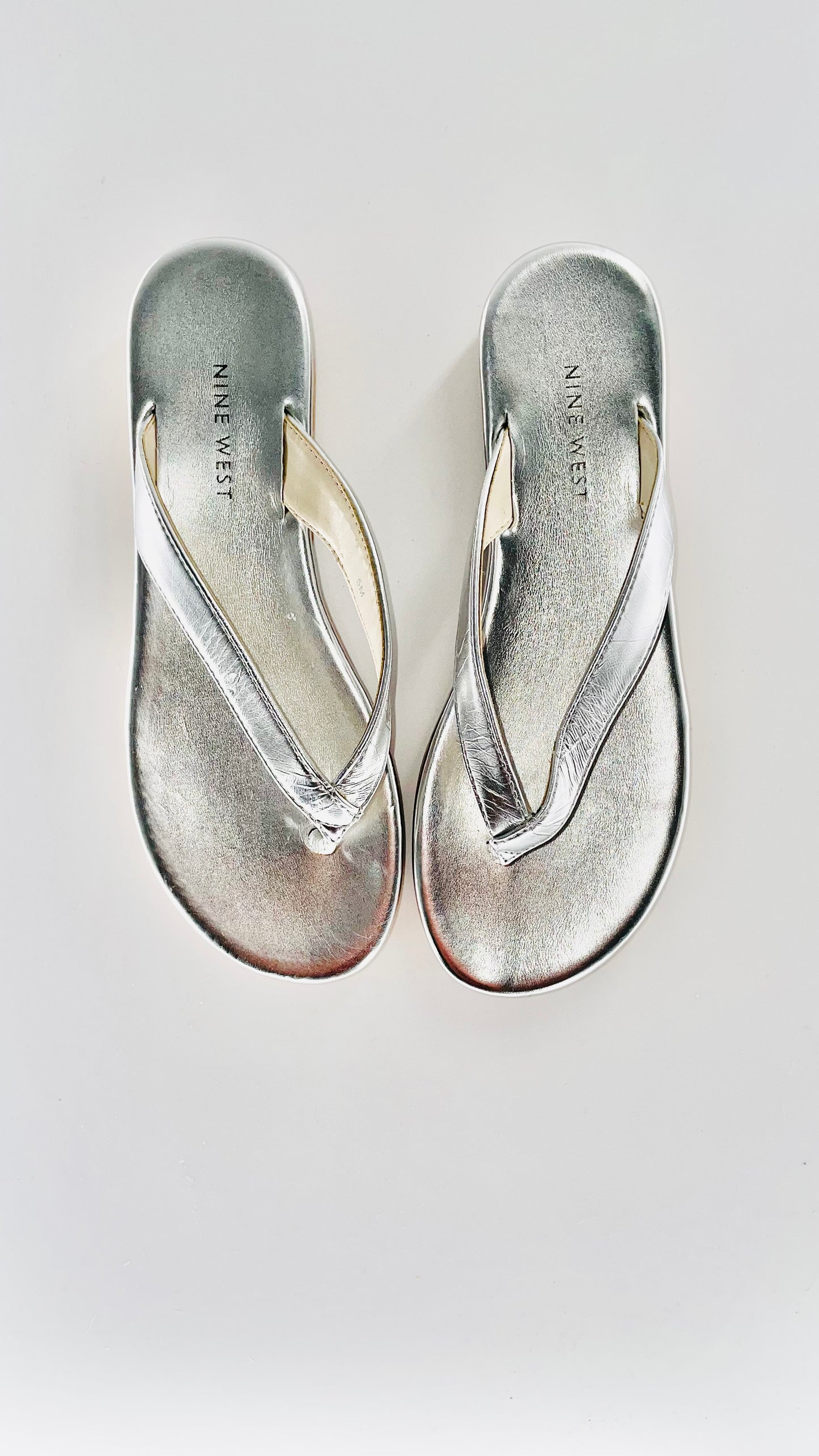 Pre-Loved silver Nine West faux leather thong sandals - Size 5